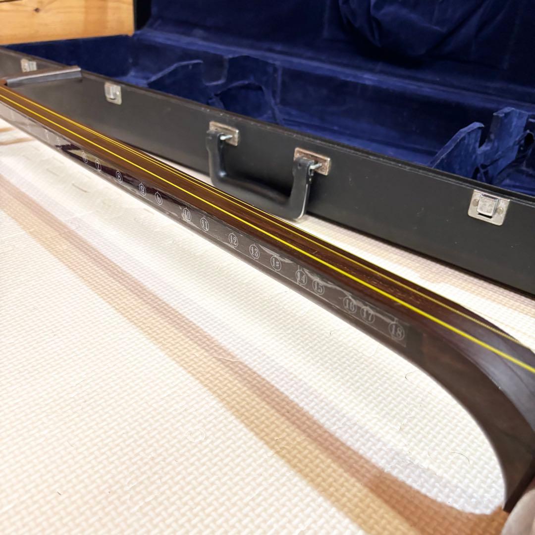 長唄三味線 細棹 紫檀 丸打胴 犬皮 鼈甲撥 山サワリ 糸巻き黒