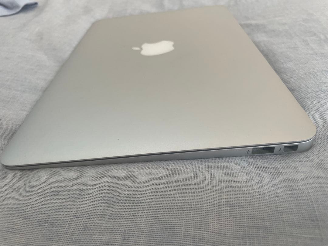 Apple MacBook air 11inch モデルA1465 シルバー