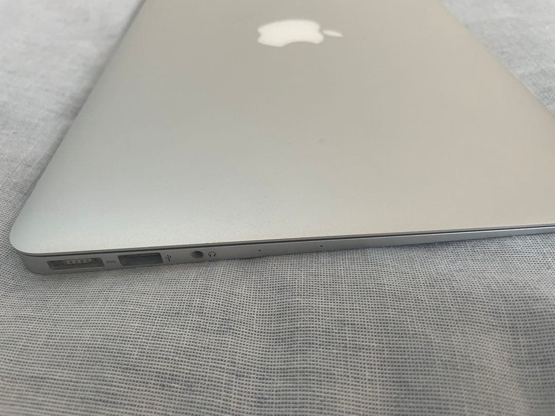 Apple MacBook air 11inch モデルA1465 シルバー