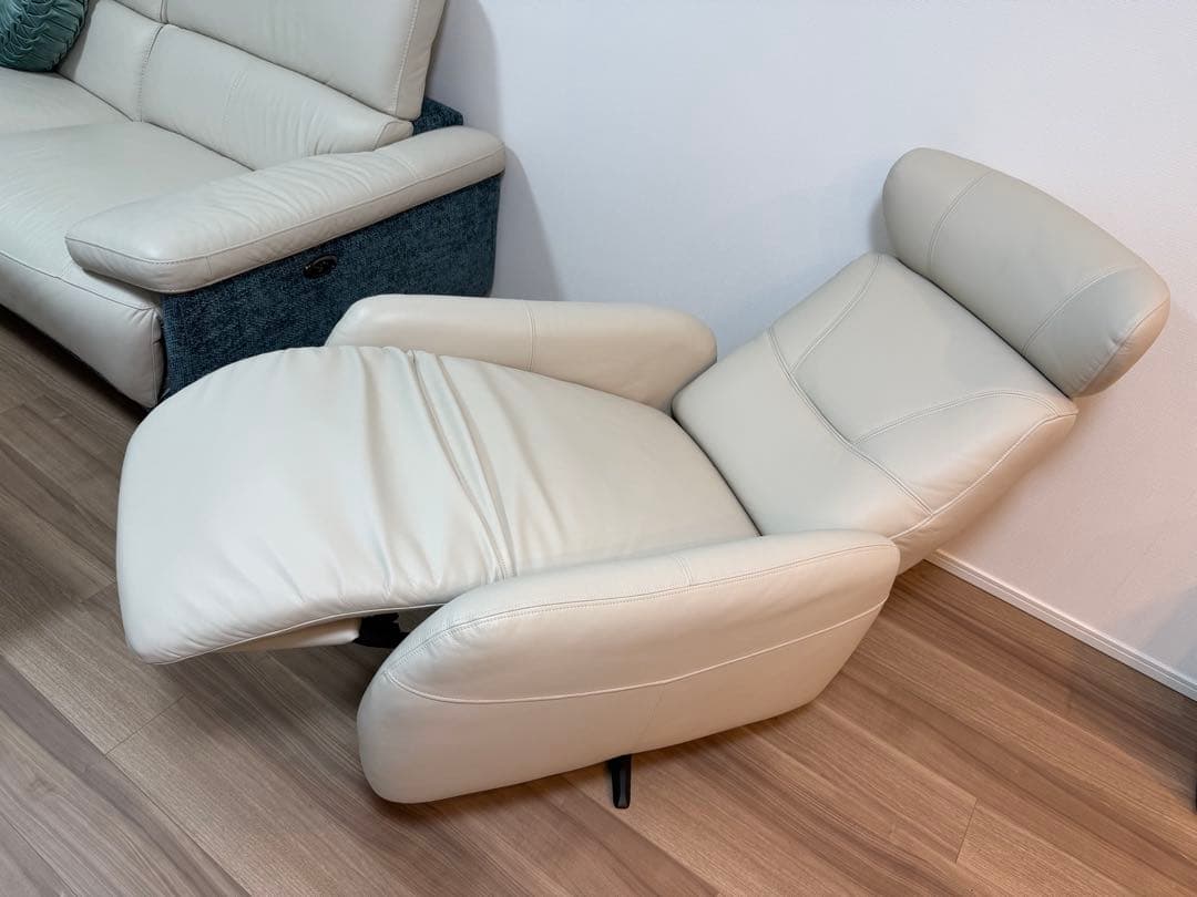 ホワイトレザー L字型ソファとリクライニングチェア