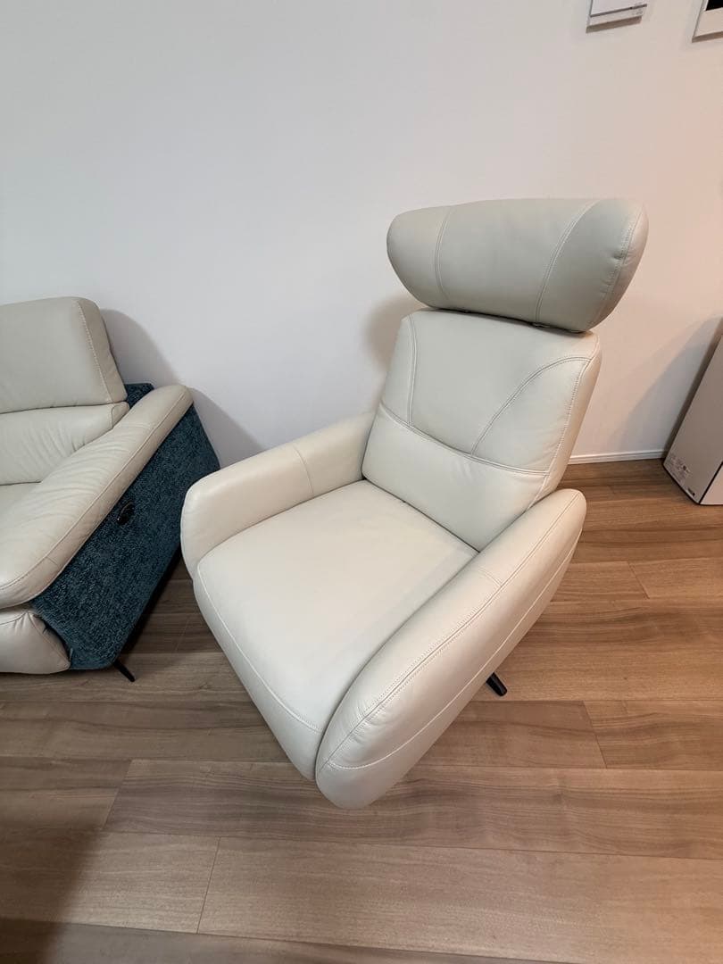 ホワイトレザー L字型ソファとリクライニングチェア