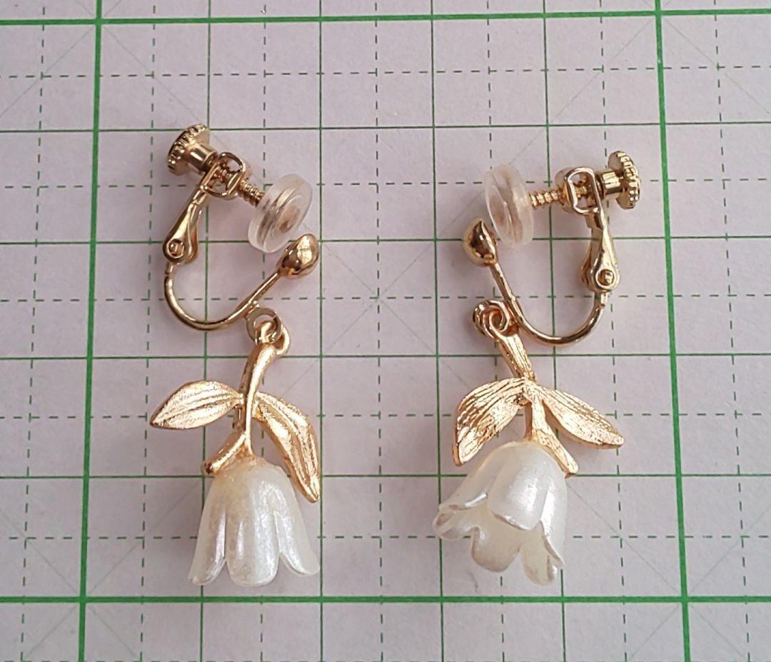 HM　イヤリング　ゴールド系　ベルフラワー　パールホワイト