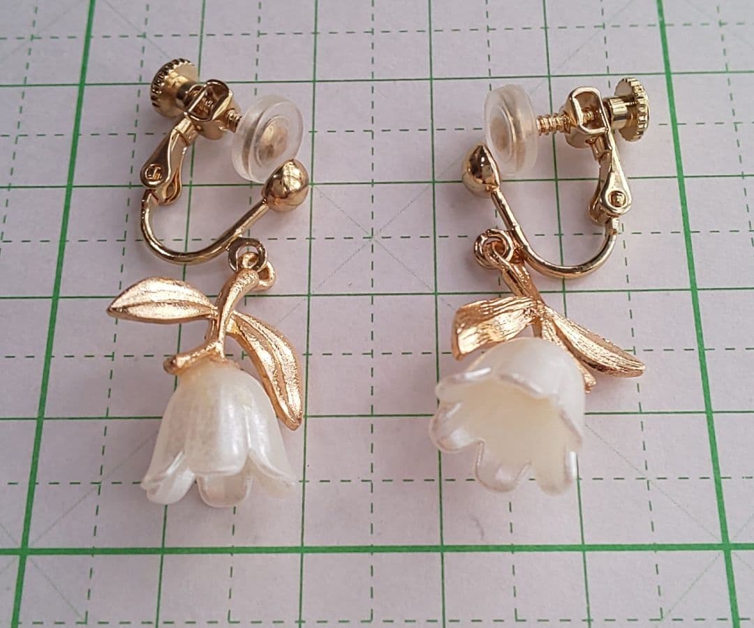 HM　イヤリング　ゴールド系　ベルフラワー　パールホワイト