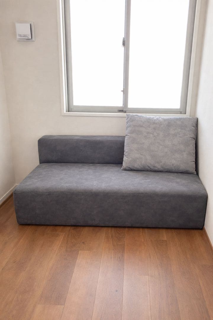 グレーのL字型ソファ（クッション付き）