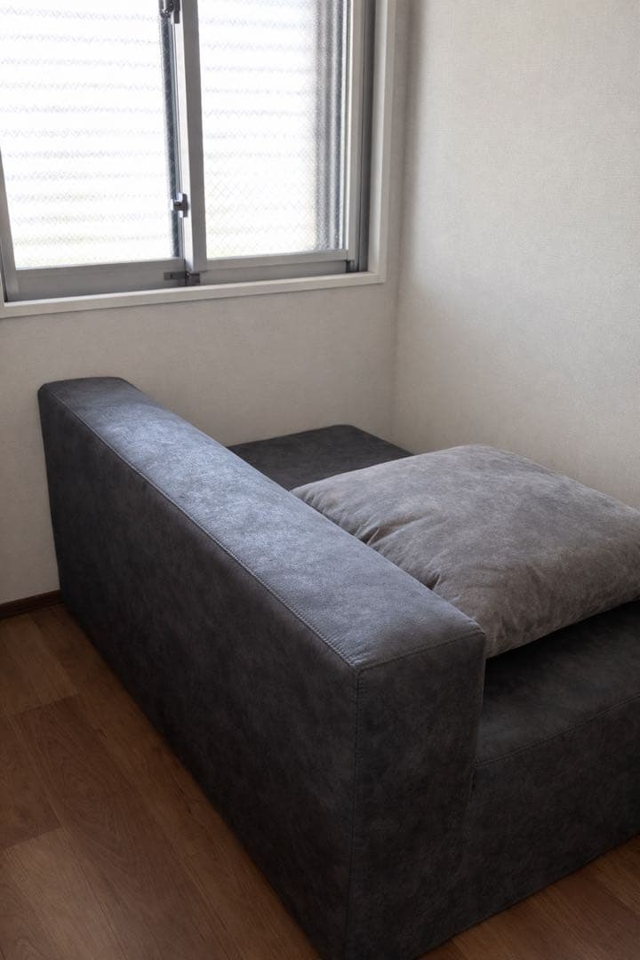 グレーのL字型ソファ（クッション付き）
