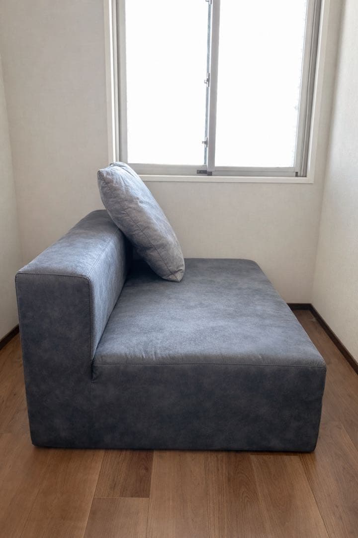グレーのL字型ソファ（クッション付き）