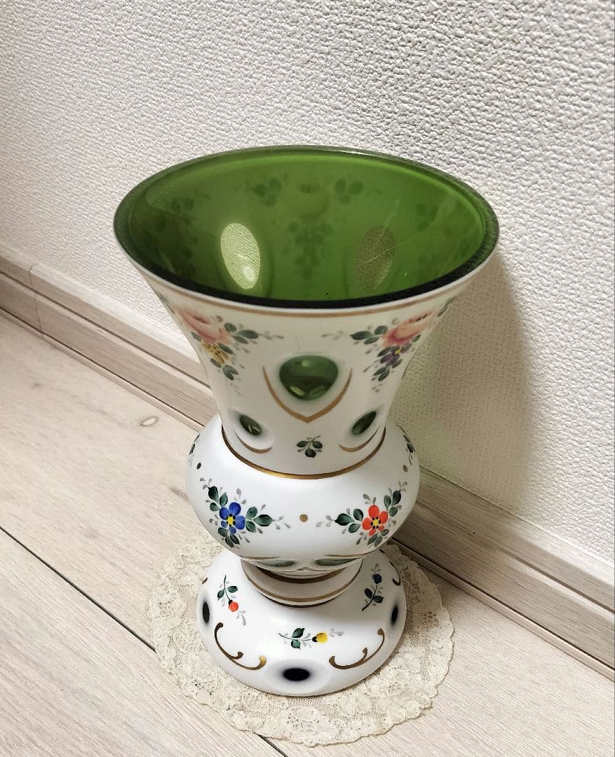 ボヘミアングラス 色被せガラス グリーン 切子 薔薇 花瓶 フラワーベース