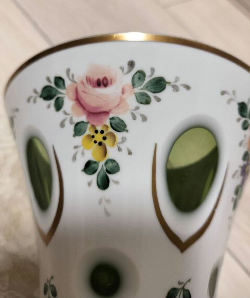 ボヘミアングラス 色被せガラス グリーン 切子 薔薇 花瓶 フラワーベース