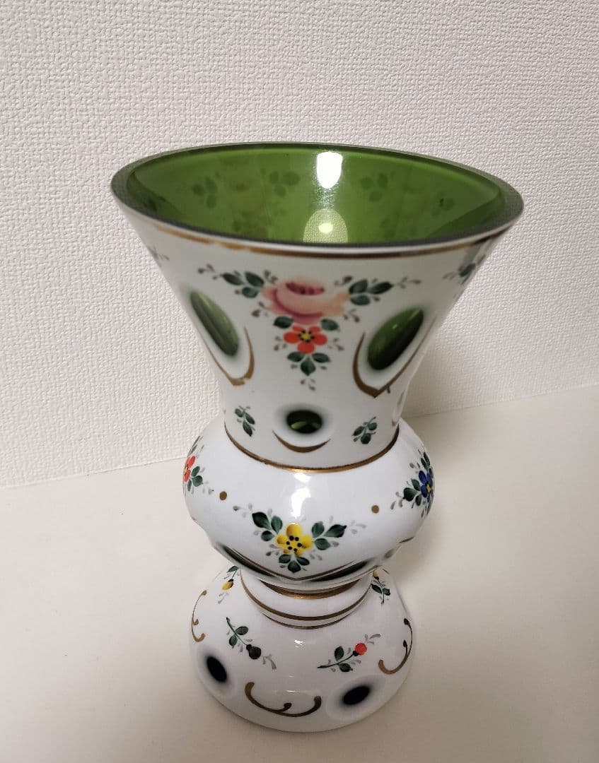 ボヘミアングラス 色被せガラス グリーン 切子 薔薇 花瓶 フラワーベース