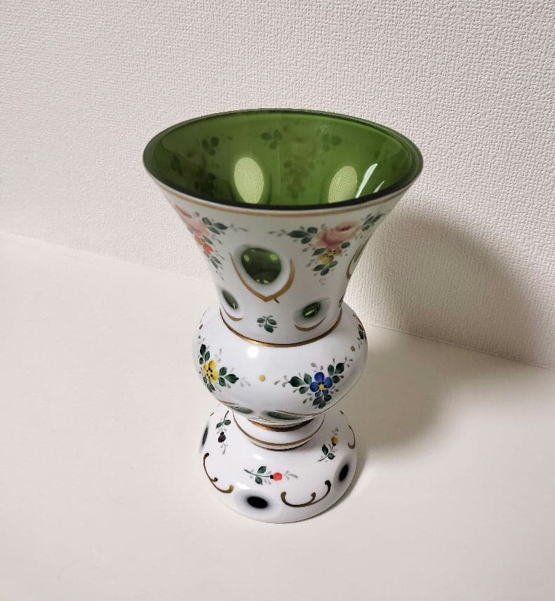 ボヘミアングラス 色被せガラス グリーン 切子 薔薇 花瓶 フラワーベース