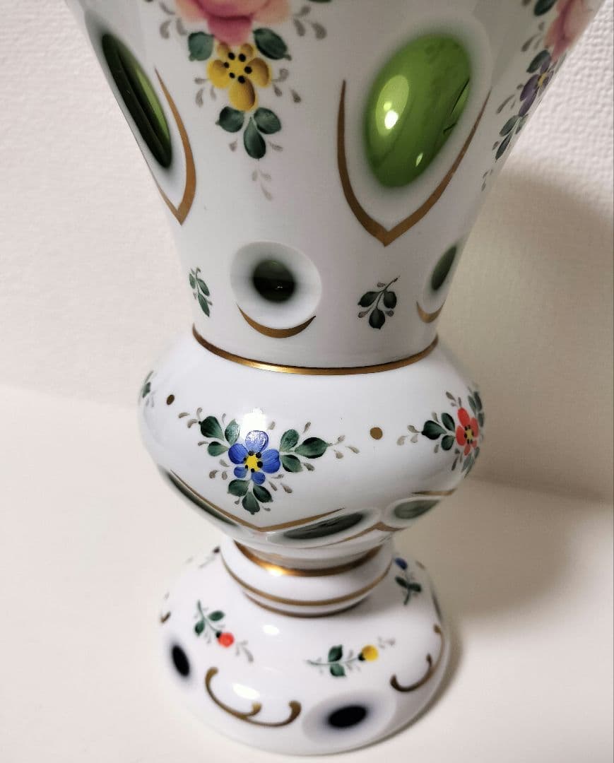 ボヘミアングラス 色被せガラス グリーン 切子 薔薇 花瓶 フラワーベース