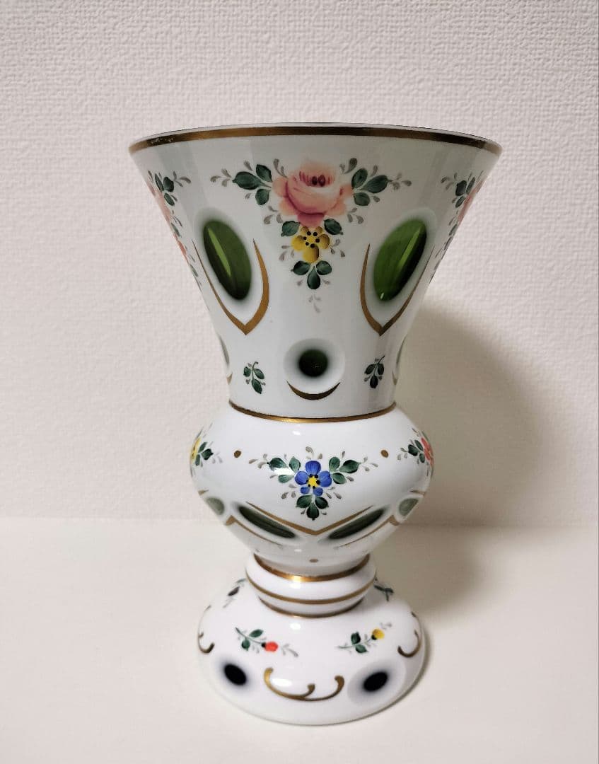 ボヘミアングラス 色被せガラス グリーン 切子 薔薇 花瓶 フラワーベース