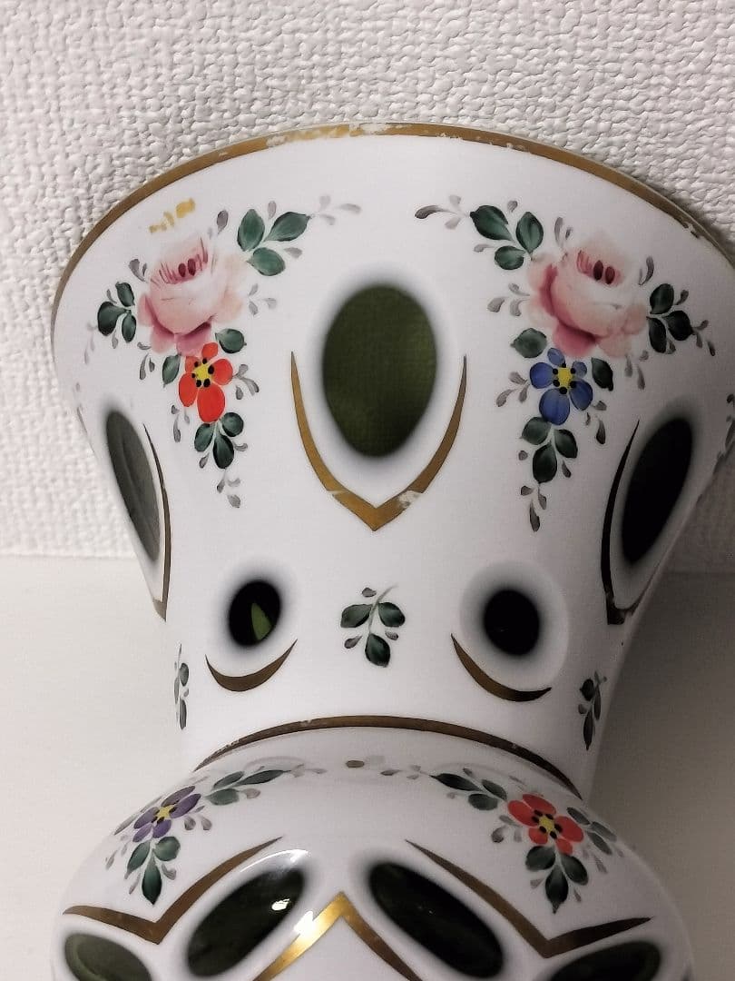 ボヘミアングラス 色被せガラス グリーン 切子 薔薇 花瓶 フラワーベース