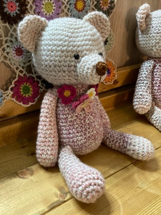 くまのあみぐるみ（お花の首飾り）