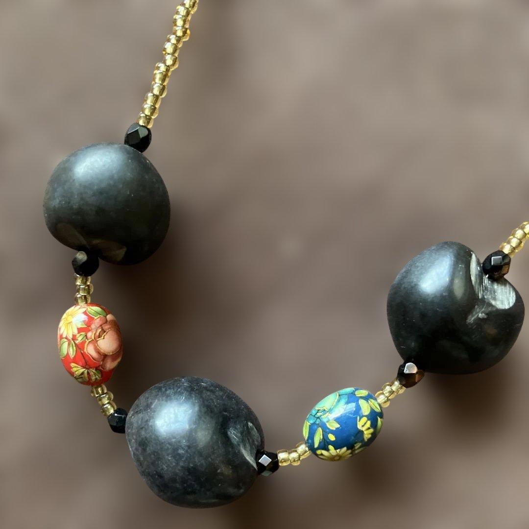 ハンドメイド ネックレス 黒い玉とビーズ
