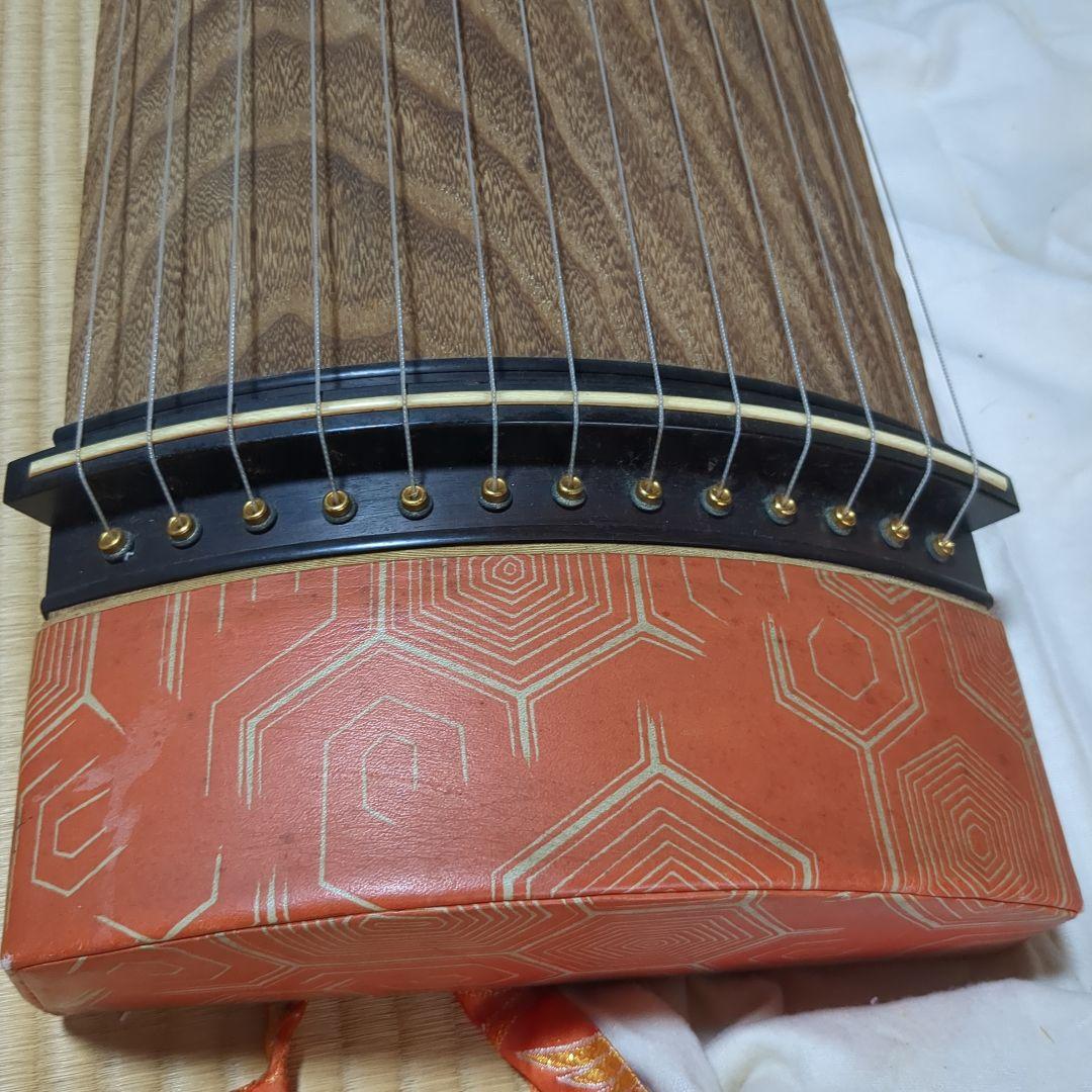 【高級／綾杉彫り】13弦 琴 山田流 蒔絵紋 鶴ゆたん・予備弦付 箏