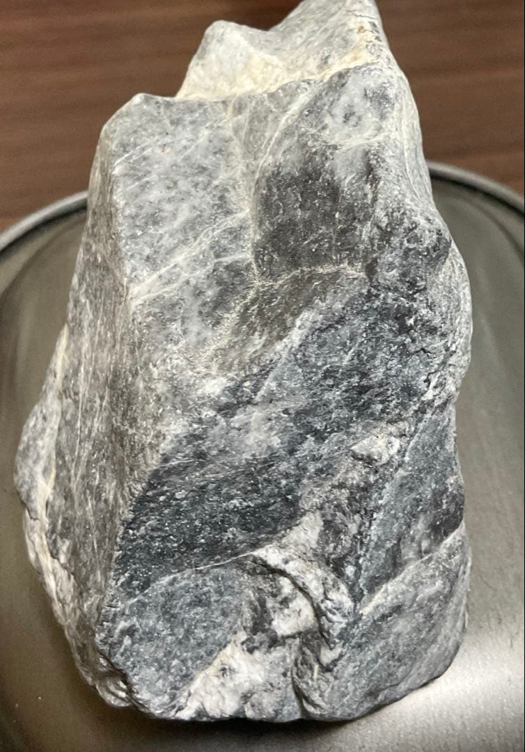 ［黒色　結晶煌めく］　青海川産黒ヒスイ川石356g ひすい　糸魚川