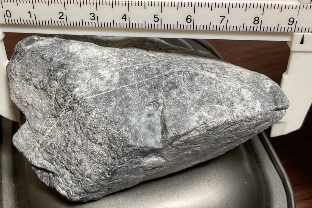 ［黒色　結晶煌めく］　青海川産黒ヒスイ川石356g ひすい　糸魚川