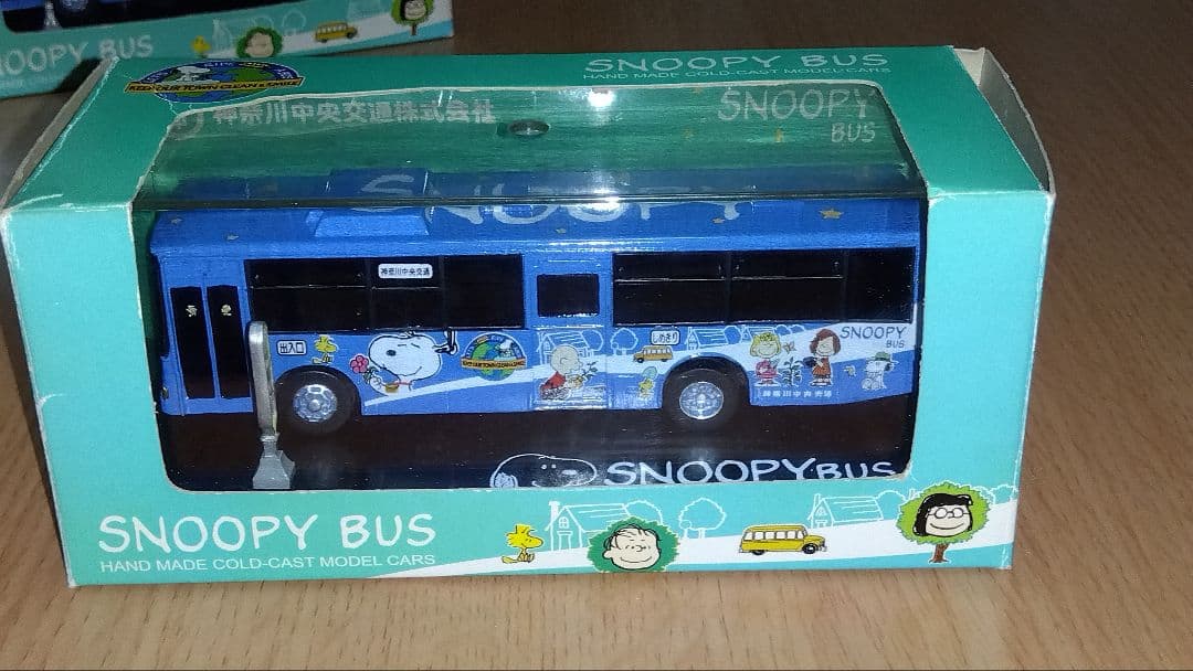 神奈中バス　スヌーピーバス2台