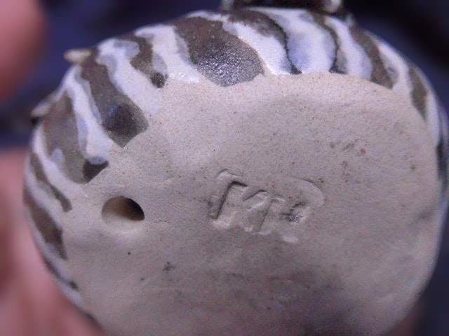 ヴィンテージです。陶器の碁石チャボの置物。KKの刻印あり 難あり