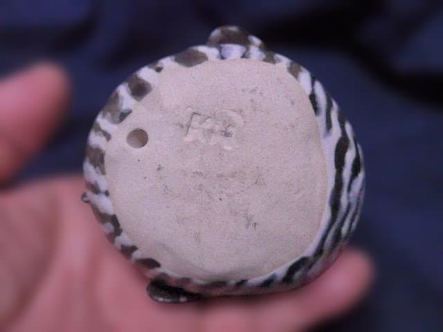 ヴィンテージです。陶器の碁石チャボの置物。KKの刻印あり 難あり