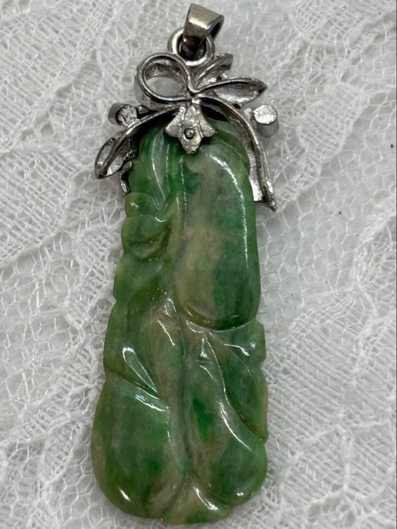翡翠彫刻デザインペンダント シルバー装飾　天然　ヒスイ　オシャレ上品