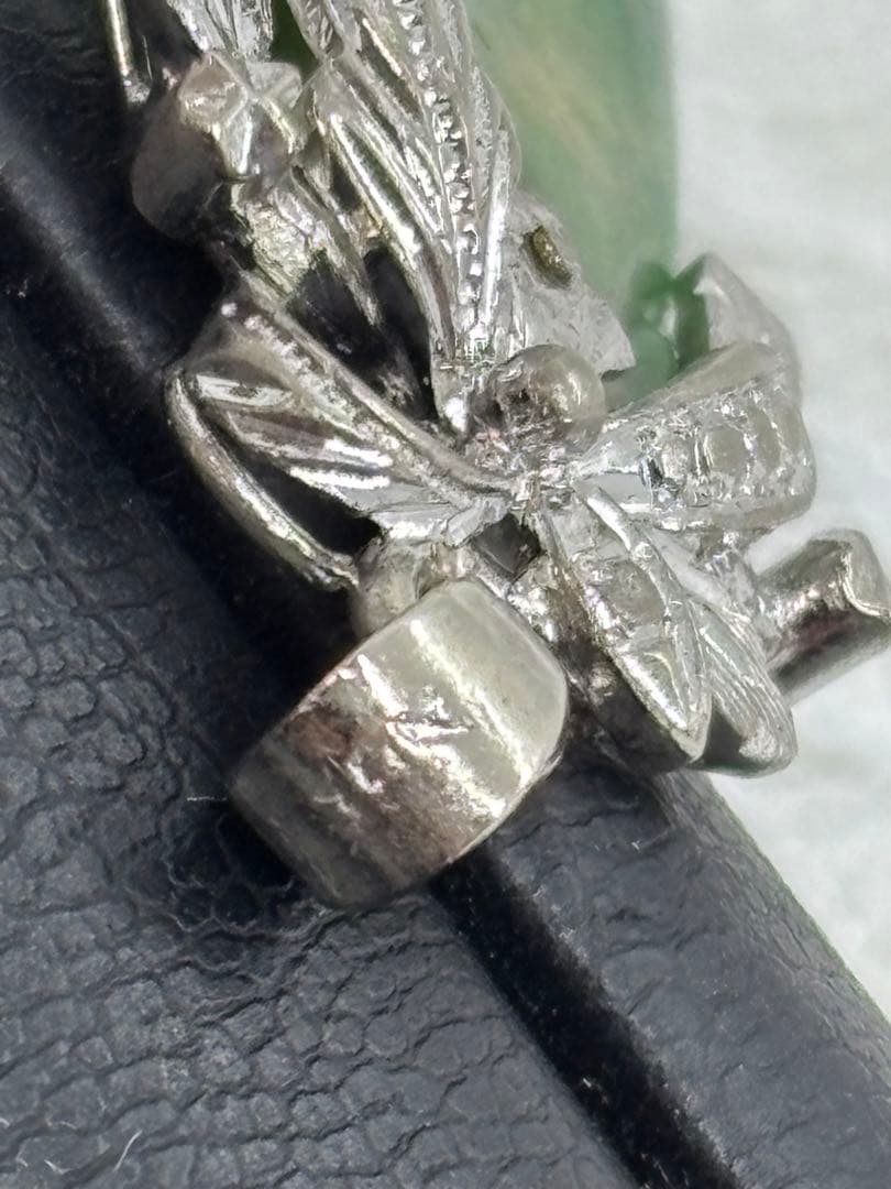 翡翠彫刻デザインペンダント シルバー装飾　天然　ヒスイ　オシャレ上品