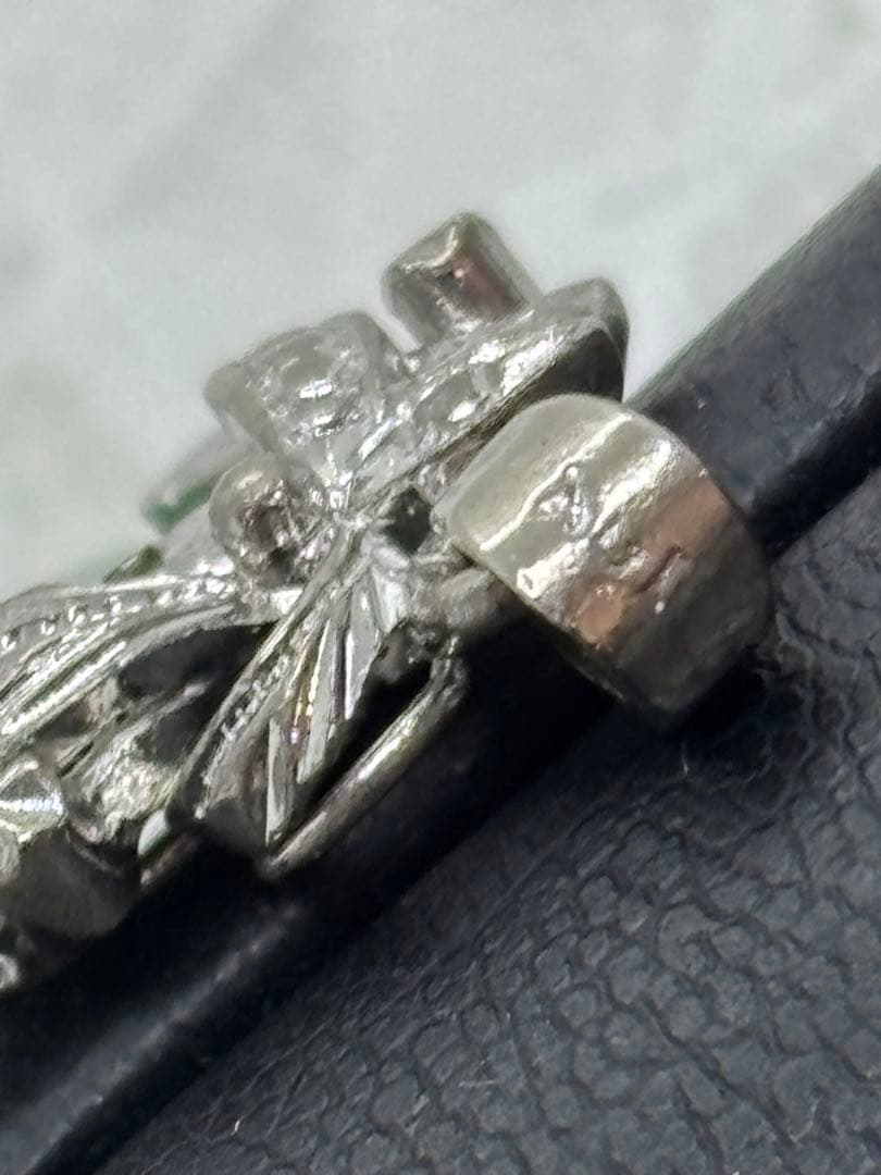 翡翠彫刻デザインペンダント シルバー装飾　天然　ヒスイ　オシャレ上品