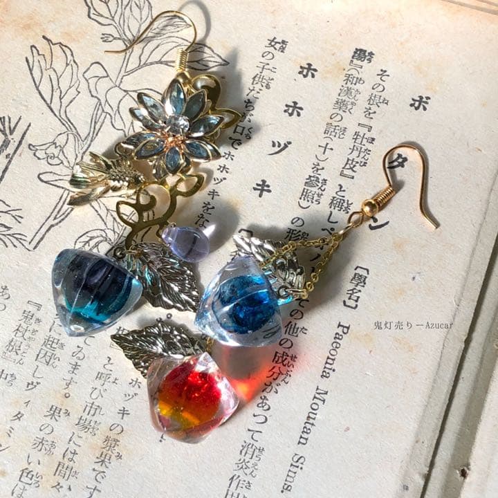唐草泳ぐ金魚と揺れる鬼灯ピアス　イヤリング　和風アクセサリー