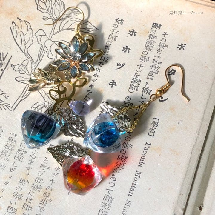 唐草泳ぐ金魚と揺れる鬼灯ピアス　イヤリング　和風アクセサリー