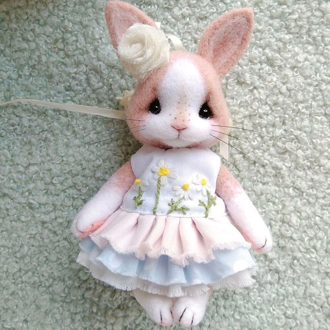 愛嬌がある仔兎ちゃん ぬいぐるみ ハンドメイド 羊毛フェルト 海外作家様 兎