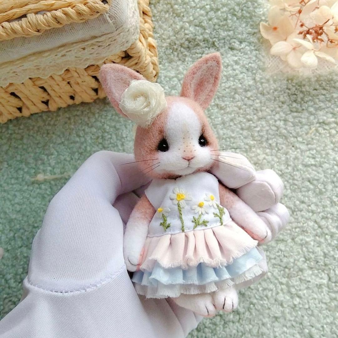 愛嬌がある仔兎ちゃん ぬいぐるみ ハンドメイド 羊毛フェルト 海外作家様 兎