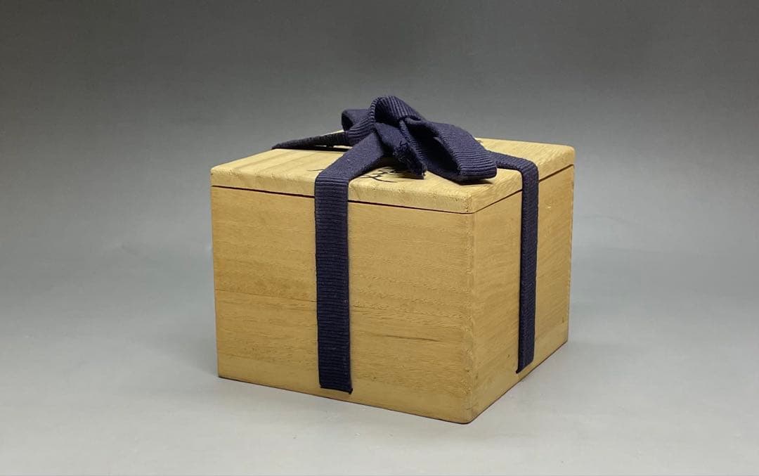 人間国宝　十三代　今泉今右衛門　色鍋島唐花文　香合　四方桟共箱　共布2枚　J17