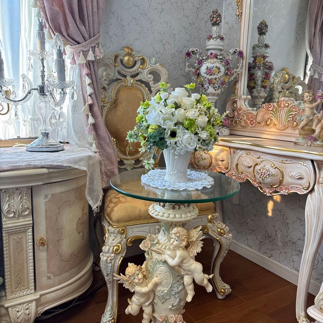 白と黄緑色のアレンジメント・よつ葉のクローバー