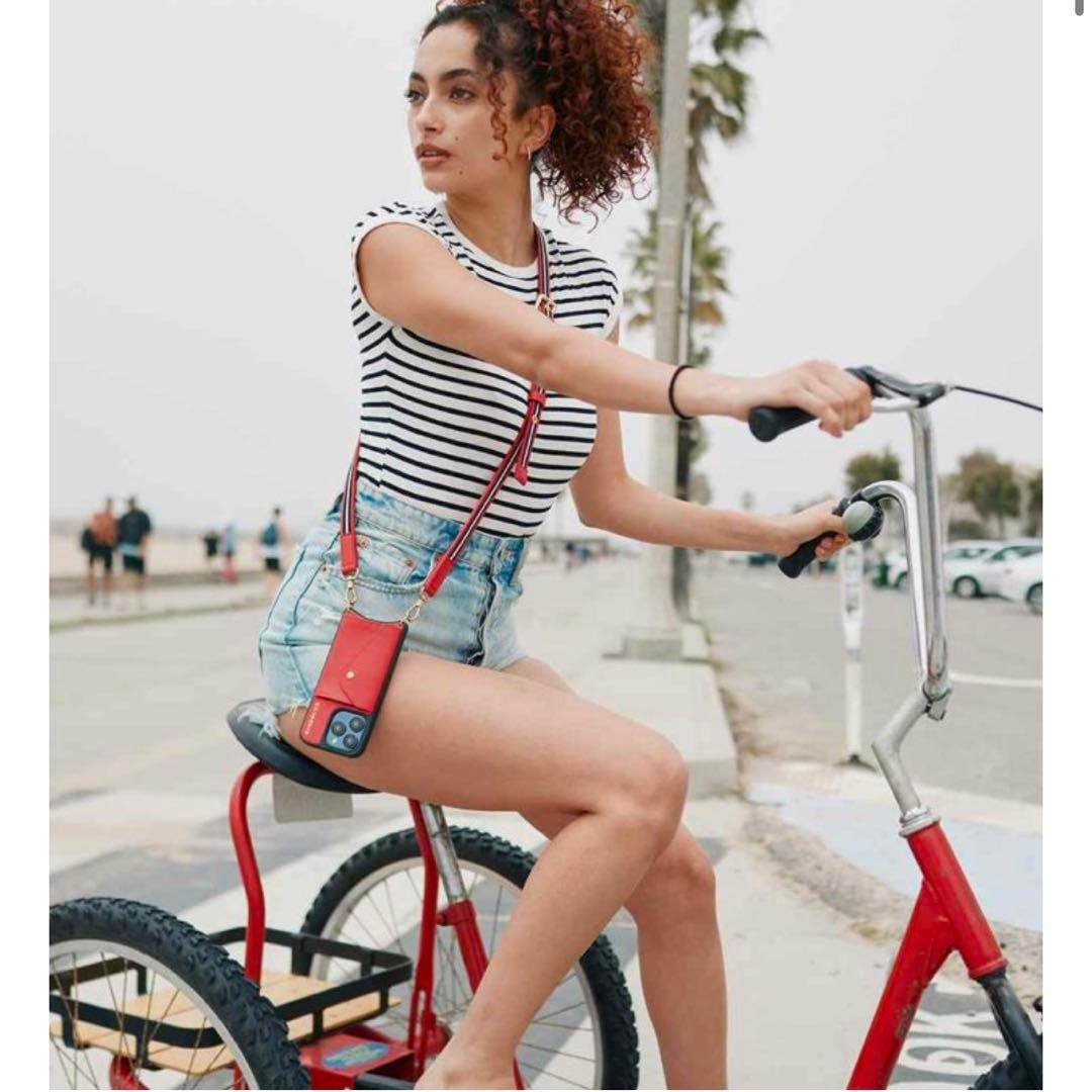 BANDOLIER iPhone15 Pro ケース