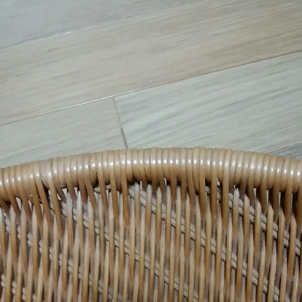 インドネシア産？　葉型のカゴ入れ