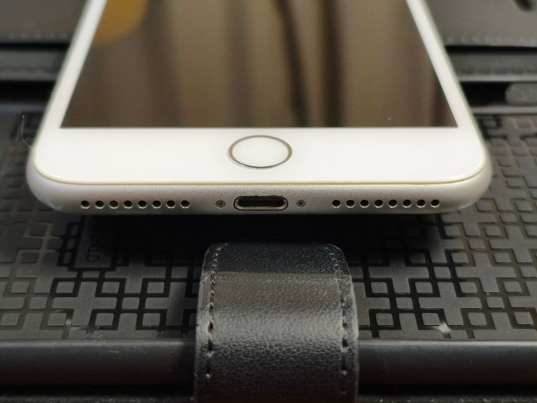 ​【容量100%】iPhone 8 Plus 64GB シルバー（SIMフリー）