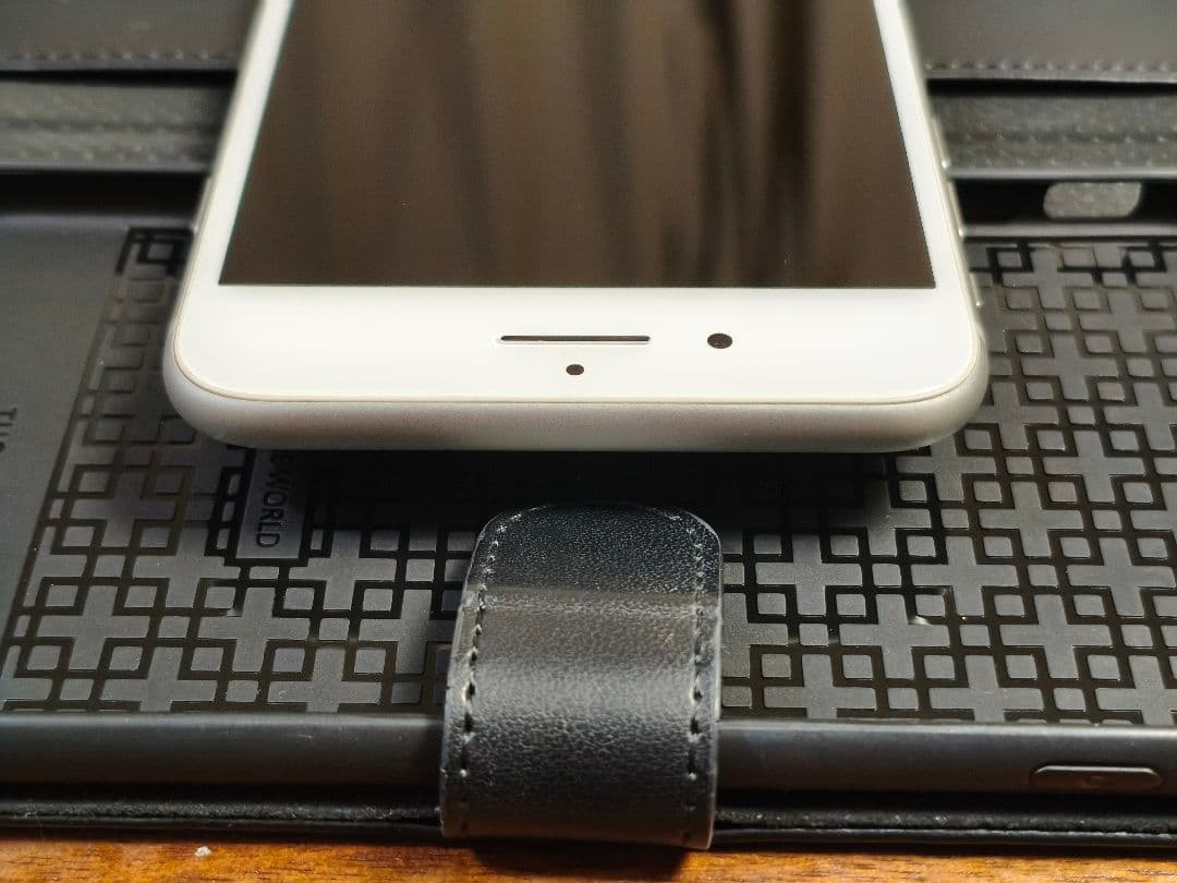 ​【容量100%】iPhone 8 Plus 64GB シルバー（SIMフリー）
