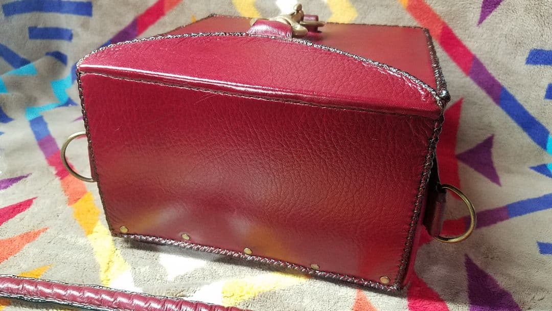 【とにかく丈夫】本革鞄　ハードボックスタイプ　ワインレッド　バック