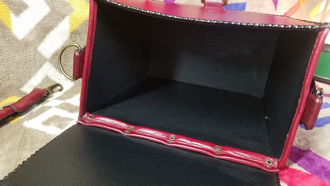 【とにかく丈夫】本革鞄　ハードボックスタイプ　ワインレッド　バック