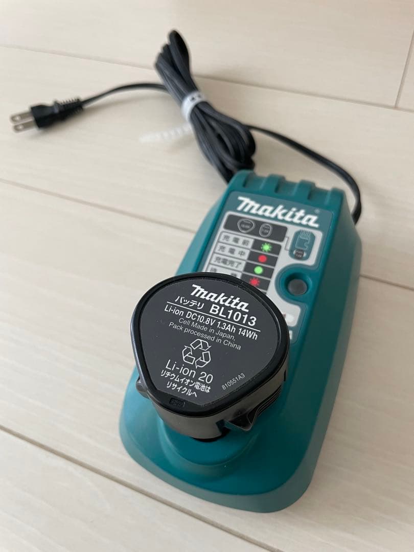 Makita CL100DW 充電式ハンディクリーナー　アイボリー