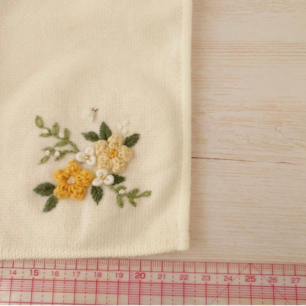 手刺繍入ちっちゃな タオルハンカチ【黄色いお花】