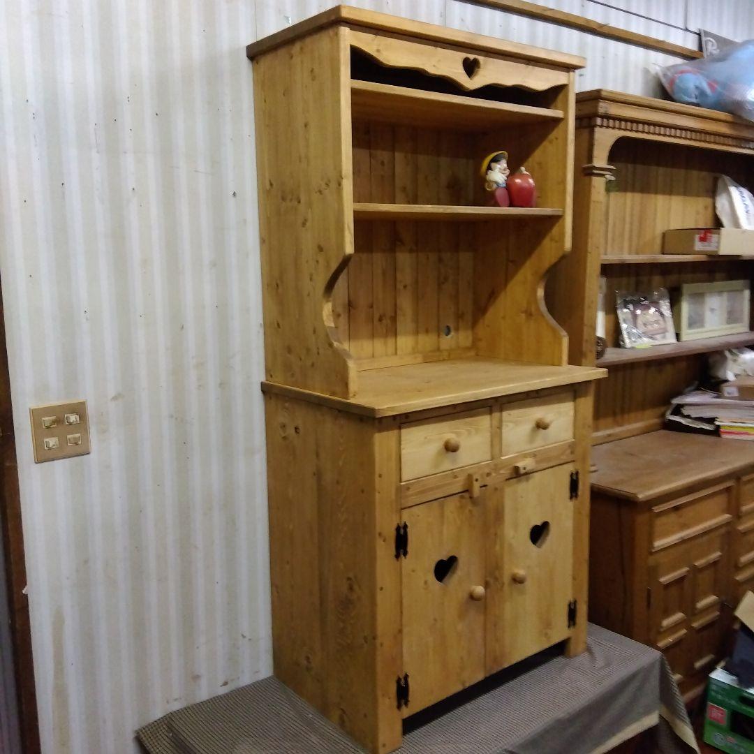木製 食器棚 ハート型装飾付き[ガオ(がお）