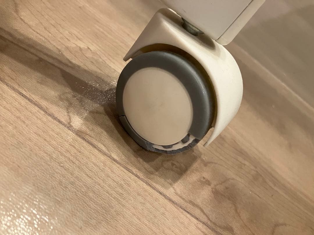 【IKEAイケア】赤い回転椅子　赤いキャスター付き椅子