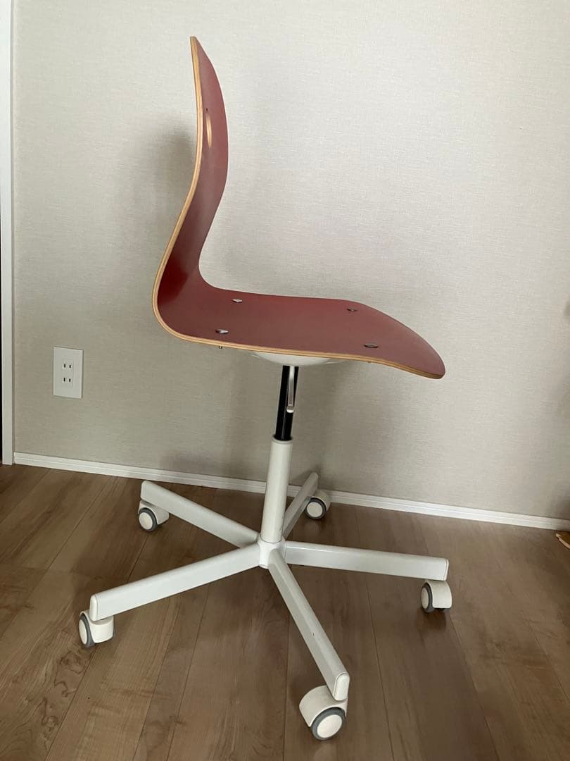 【IKEAイケア】赤い回転椅子　赤いキャスター付き椅子