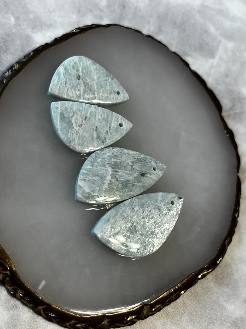 14kgfブラックオニキスのフラワーカービングピアス