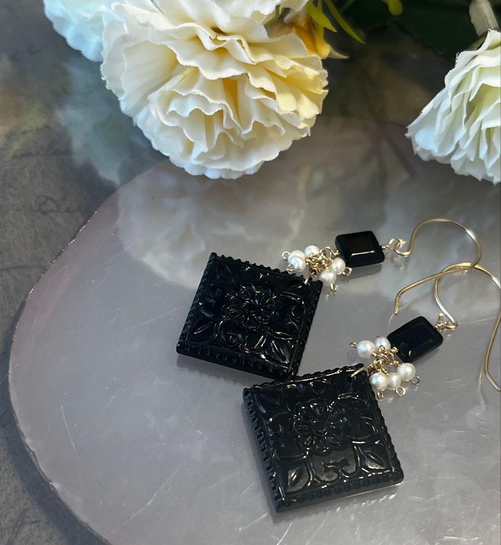 14kgfブラックオニキスのフラワーカービングピアス