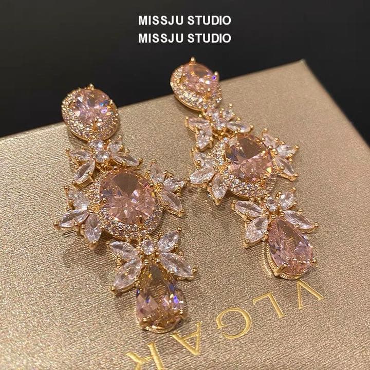 【新品未使用】高級ジルコンスタッドピアス　ロングピアス　タッセルピアス　ピンク