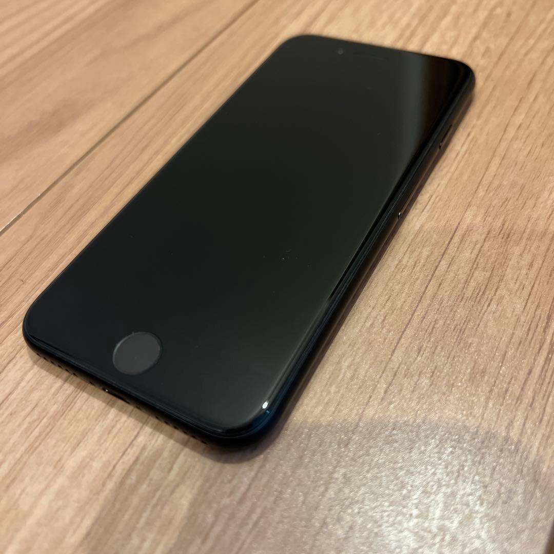 11 Apple iPhone SE（第2世代）ブラック