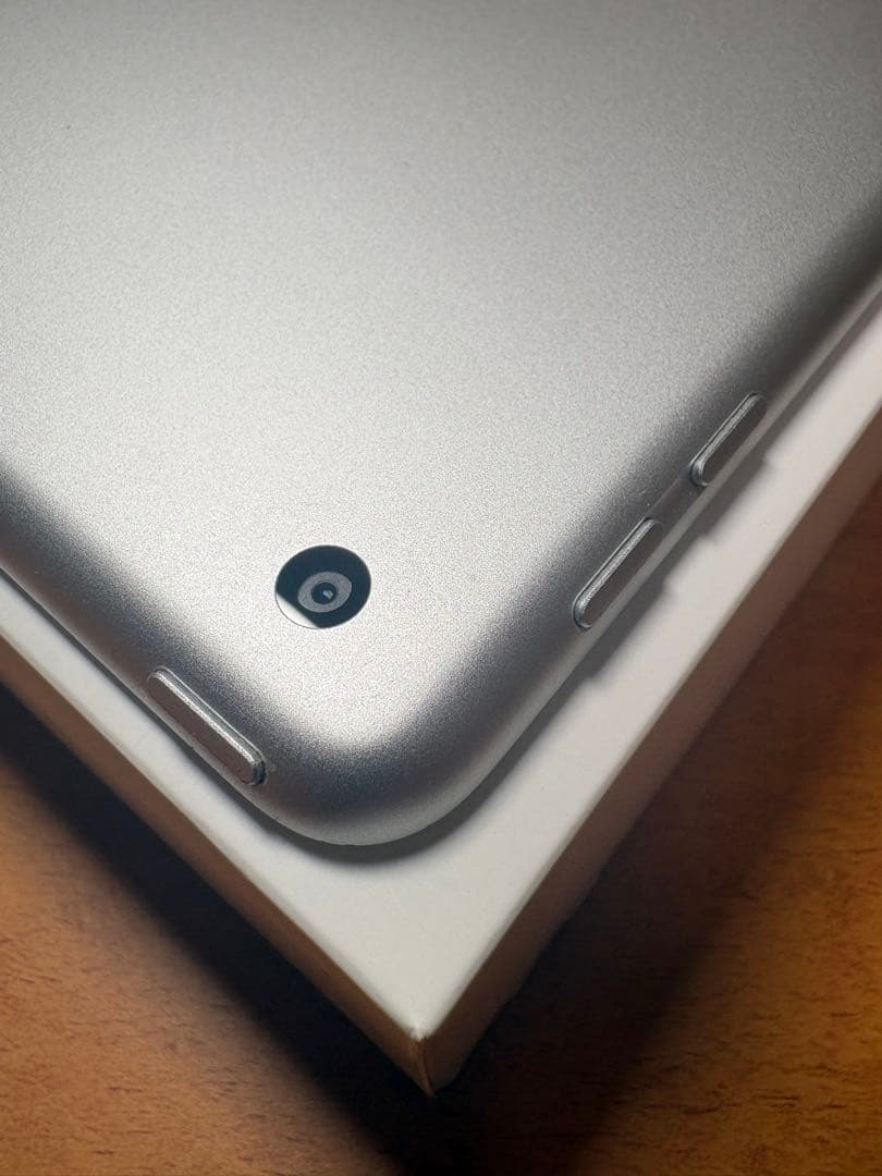 iPad WiFi 32GB シルバー（第6世代）